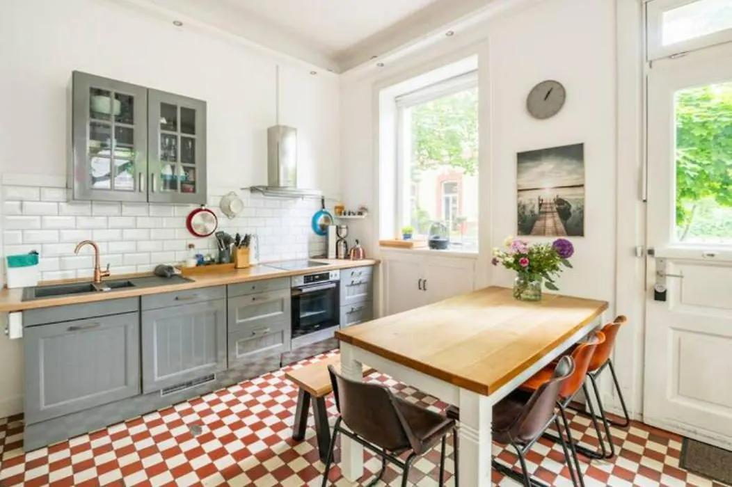 Großzügige 185m2-Altbauwohnung in Bestlage 7Zimmer-2Bäder-2Küchen-2WCs-1